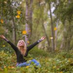 La gratitudine migliora la vita donna seduta su un prato