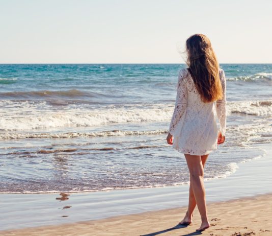 donna in riva al mare