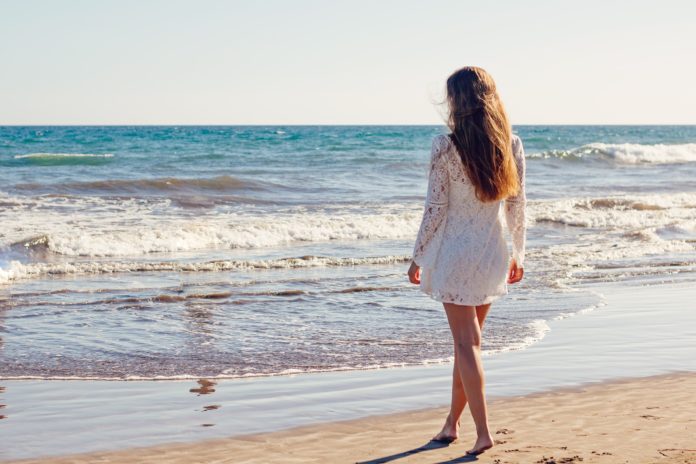 donna in riva al mare