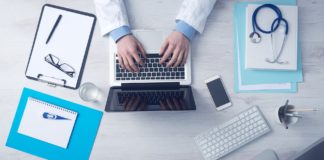 medico seduto al computer