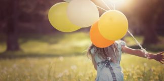 ragazza con palloncini