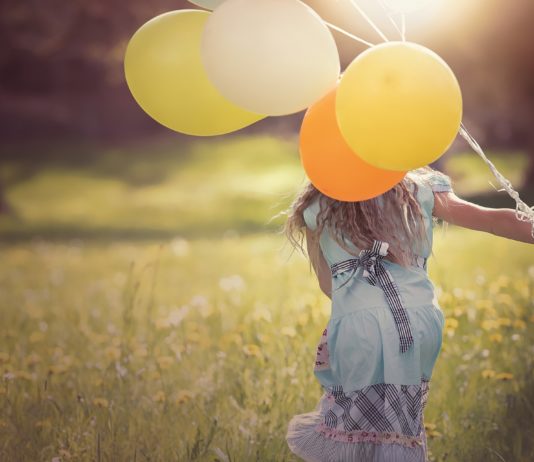 ragazza con palloncini