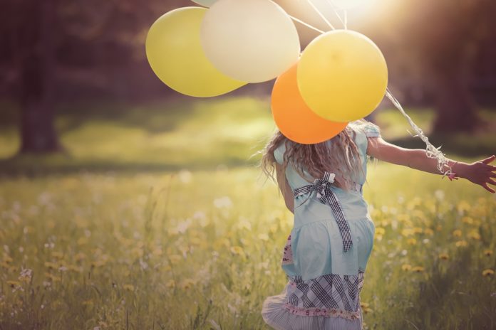 ragazza con palloncini