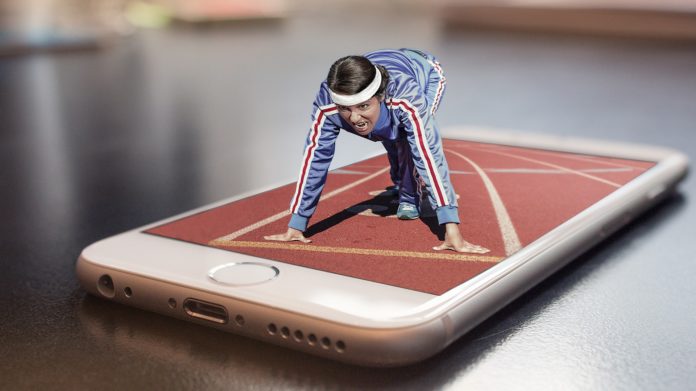 donna su una pista atletica