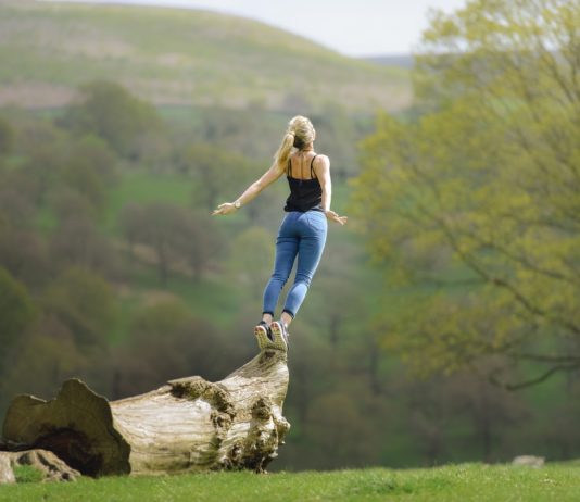 donna su un tronco d'albero