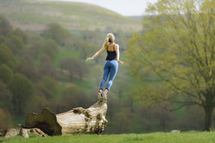 donna su un tronco d'albero