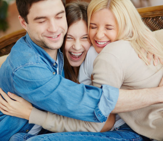 abbraccio tra padre, madre e figlia