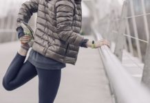 uomo che fa stretching in strada