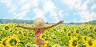 donna in mezzo ad un prato di girasoli