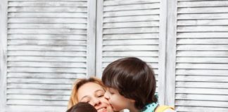 bambini che baciano la mamma
