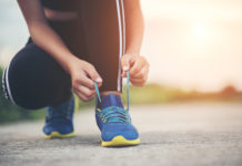 donna che si allaccia le scarpe da corsa