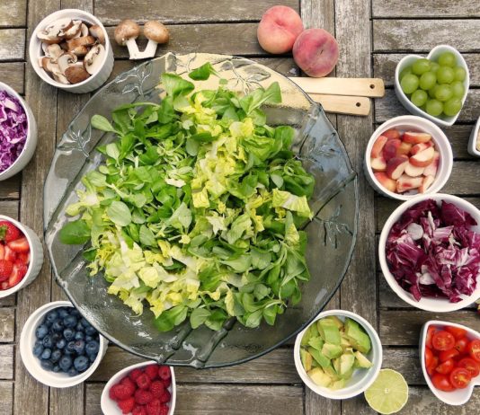 tavola con diversi tipi di verdure