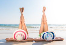 donne in spiaggia che si abbronzano