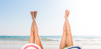 donne in spiaggia che si abbronzano