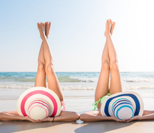 donne in spiaggia che si abbronzano