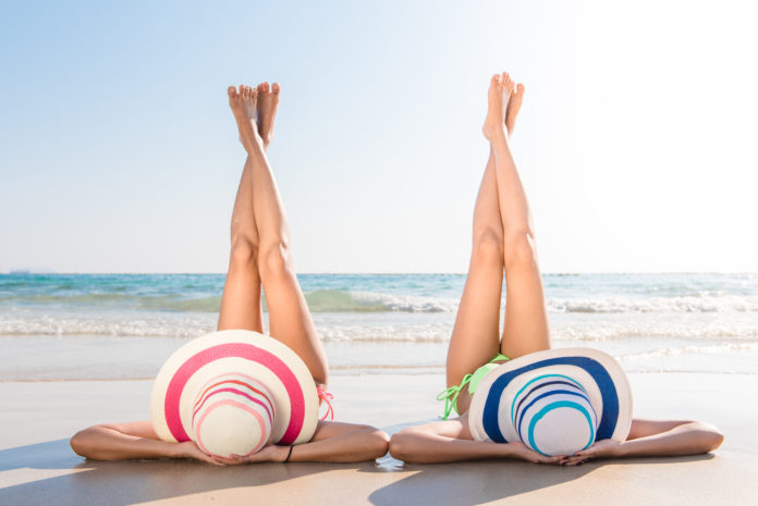 donne in spiaggia che si abbronzano