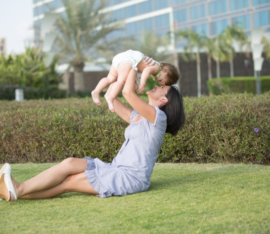 mamma che gioca con il figlio