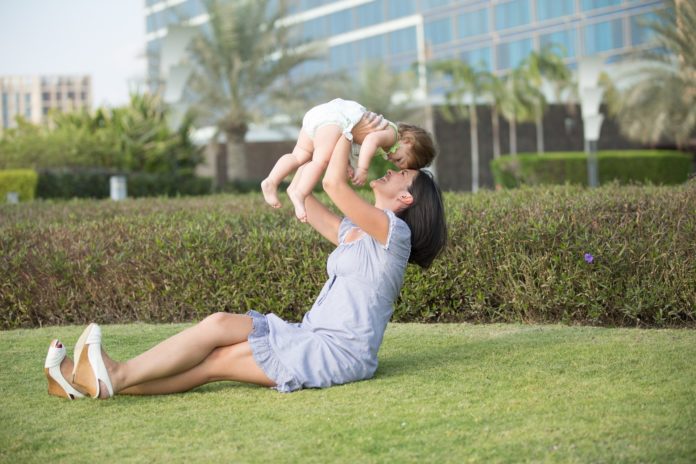 mamma che gioca con il figlio