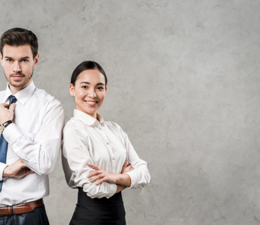 uomo e donna spalla a spalla