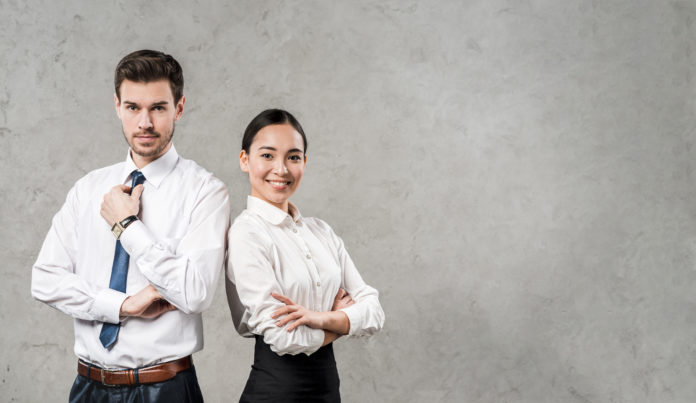 uomo e donna spalla a spalla