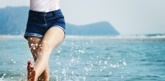 donna in spiaggia