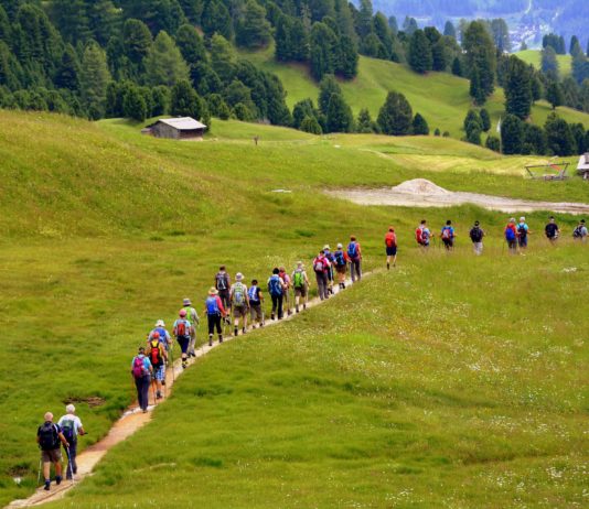 pellegrini che camminano