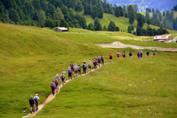 pellegrini che camminano