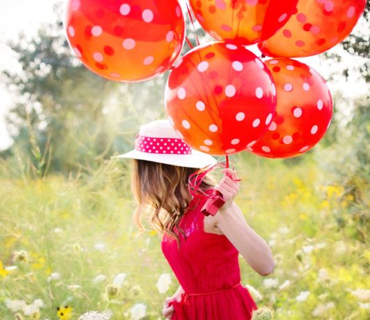 donna felice con i palloncini