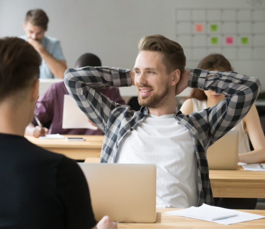 uomo felice seduto al lavoro