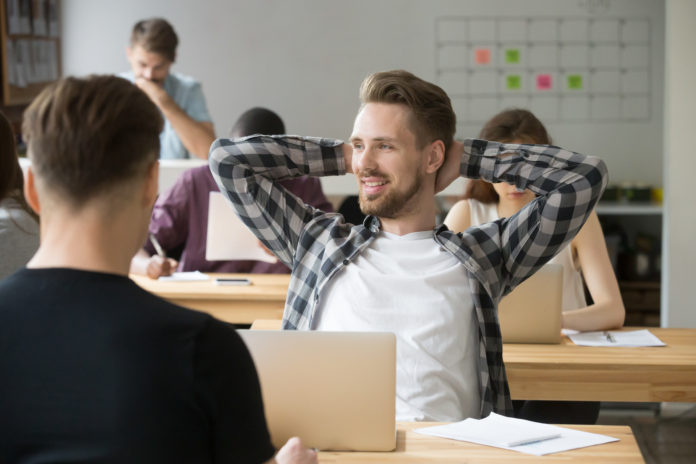 uomo felice seduto al lavoro