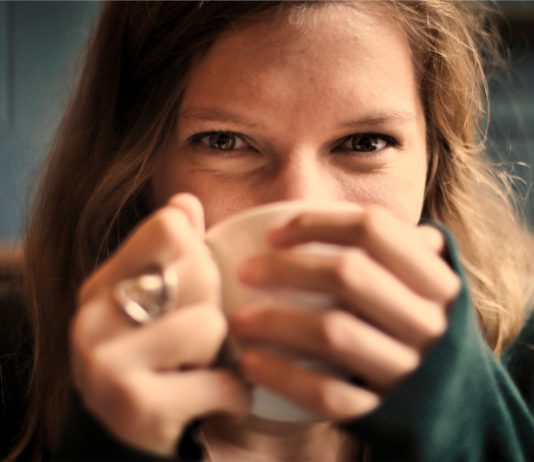 Donna che beve il caffè