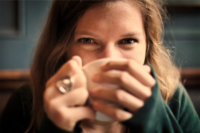 Donna che beve il caffè