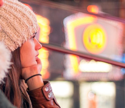 ragazza distante pensierosa