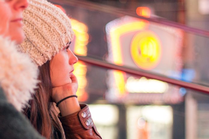 ragazza distante pensierosa