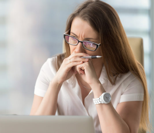 Donna prende decisioni al lavoro