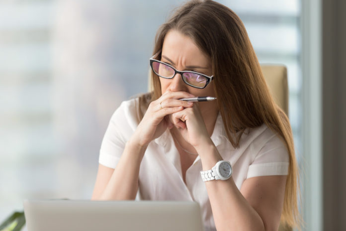 Donna prende decisioni al lavoro