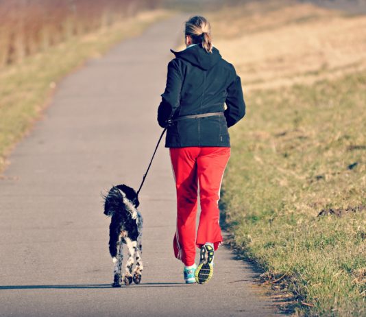 donna corre con il cane