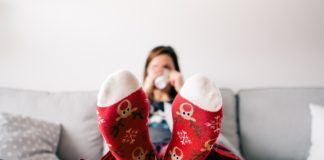 donna sul divano con i piedi sul tavolo