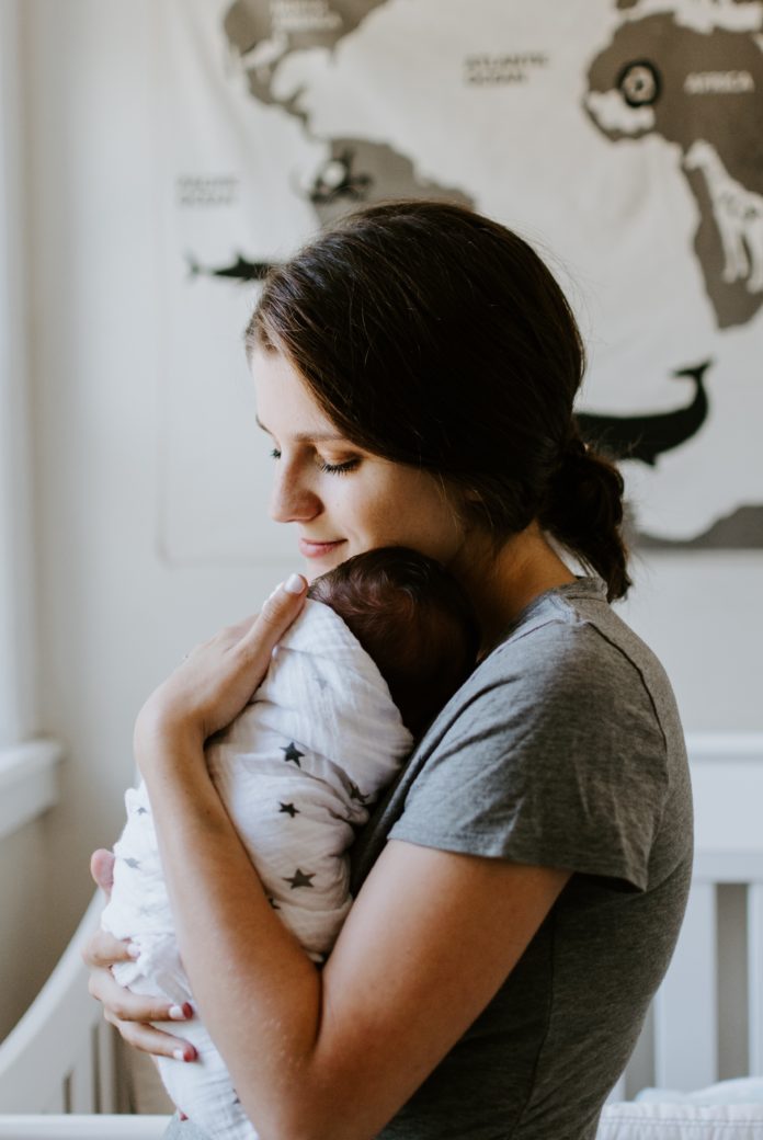 mamma con in braccio neonato