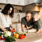 genitori e figli in cucina