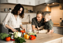 genitori e figli in cucina