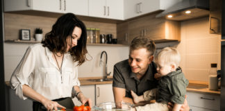 genitori e figli in cucina