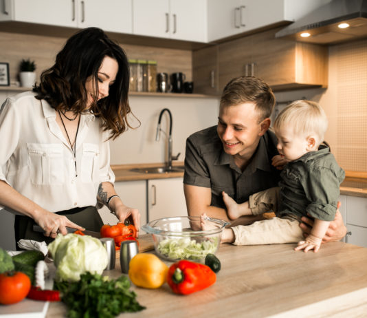 genitori e figli in cucina