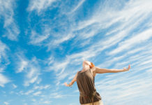 donna braccia al cielo in segno di lebertà