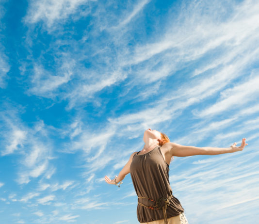 donna braccia al cielo in segno di lebertà