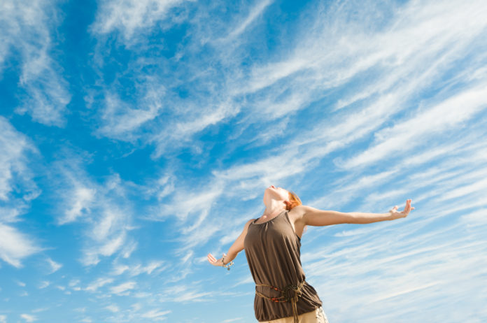 donna braccia al cielo in segno di lebertà