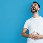 uomo che ride con lo yoga della risata