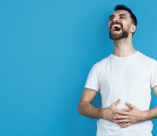 uomo che ride con lo yoga della risata