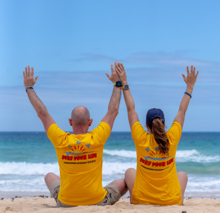Partecipanti al percorso evolutivo Surf Your Life a Fuerteventura mentre esprimono entusiasmo e liberazione: celebrazione del cambiamento e integrazione corporea