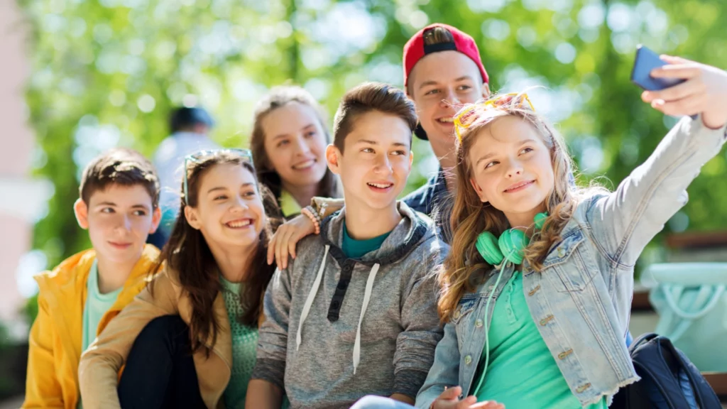 Adolescenti sorridenti all’aperto, simbolo di equilibrio e fiducia in sé stessi.